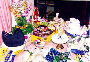 gifts.jpg (19782 bytes)